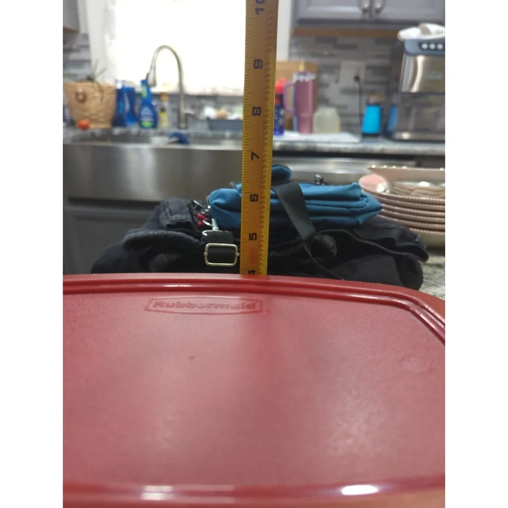 Rubbermaid 1.1 Gal Casserole Easy Find Lid Food Storage Container Large